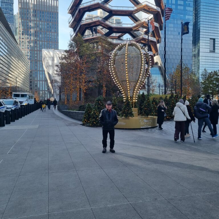 מבנה הטרסות המוזר שנבנה בהאדסון סקוור שמרפסתו העליונה נסגרה בגלל מתאבדים