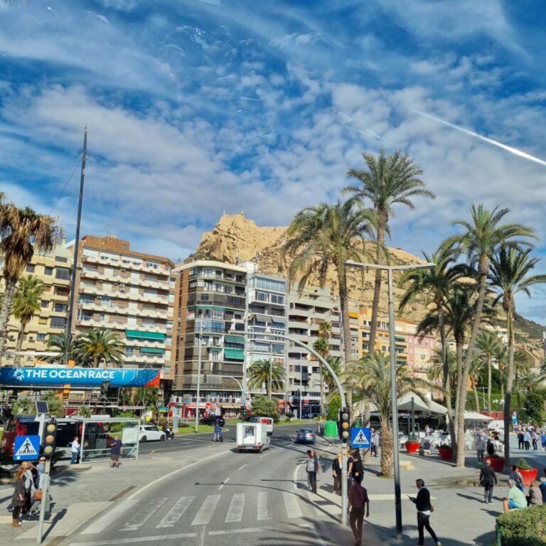 מהרחובות הראשיים של אלקנטה עם המבצר המשקיף מכל