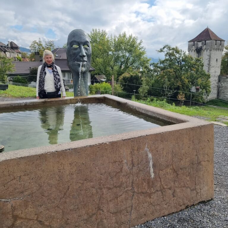 מזרקה שפסל החליט להתבטא בפרצוף מתכתי מזיל מים באתר מורשת שוויצרי ליד אגם קונסטנץ