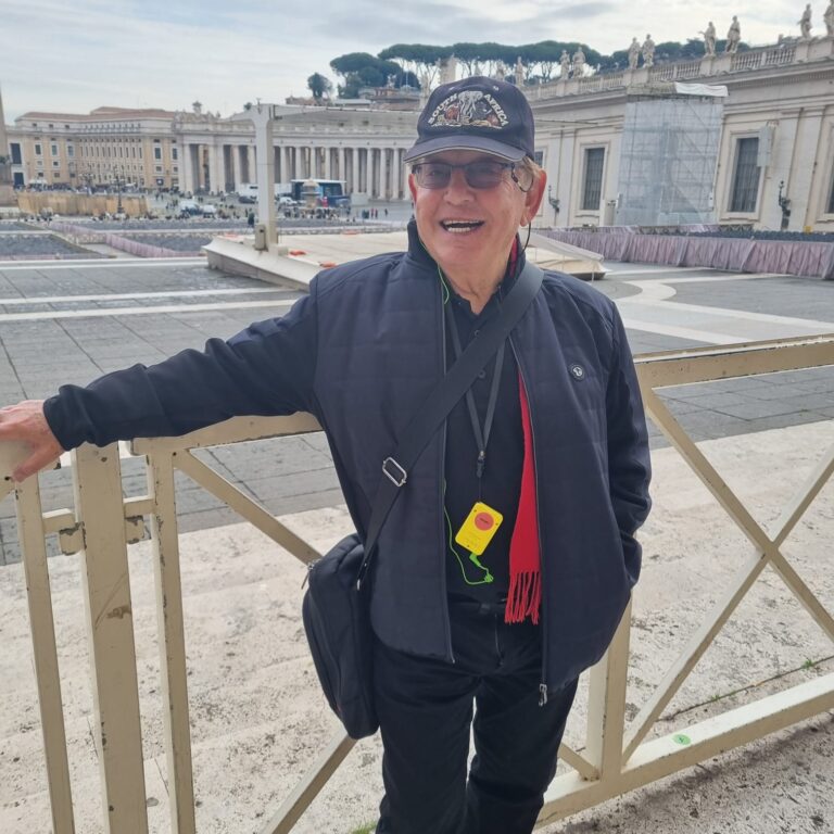 מחכה לפגישה עם האפיפיור