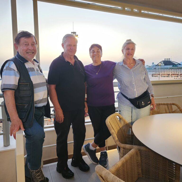 מטיילי הפילופונסוס צביה ורותי, ישראל וג'קסי