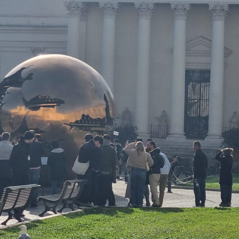 ממראו. חצרות הותיקן שהוא מדינה עצמאית הקטנה בעולן
