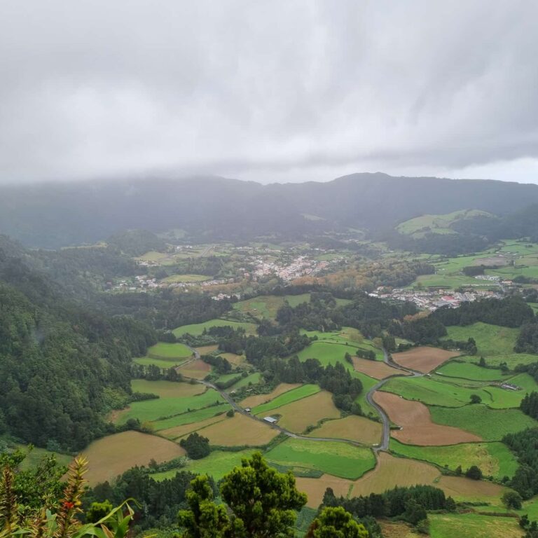 מנופי האי הקסומים. 9 האיים של פורטוגל שנקראים האיים האזורים. מונים בסך הכל 250000 תושבים