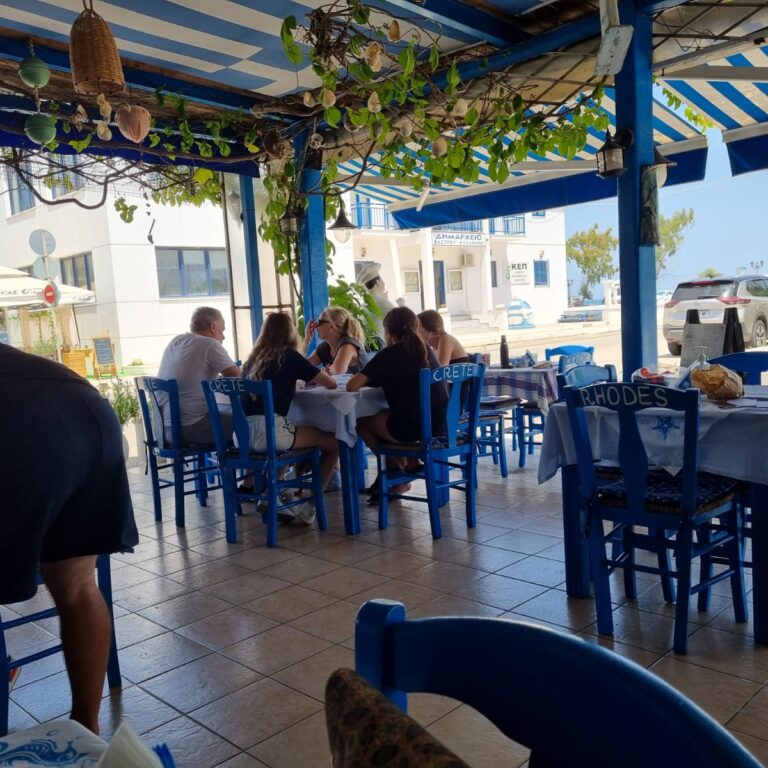 מסעדת דגים מקומית מעולה עם דגים שבבוקרנעוד שחו בים