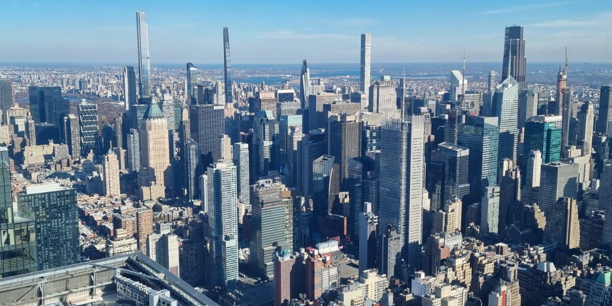מצפה מדהים בצורת מרפסת מחודדת מעל מנהטן