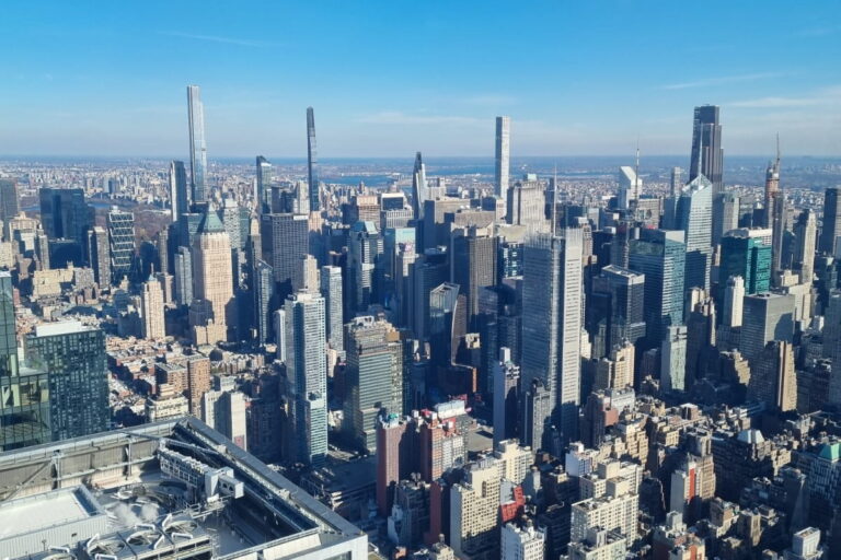 מצפה מדהים בצורת מרפסת מחודדת מעל מנהטן