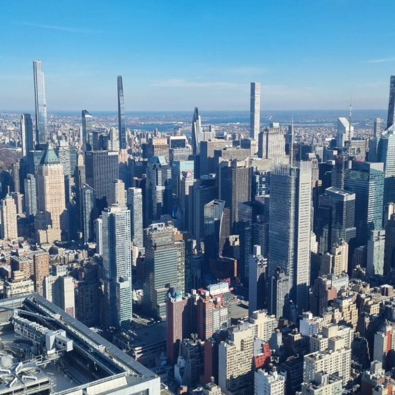 מצפה מדהים בצורת מרפסת מחודדת מעל מנהטן