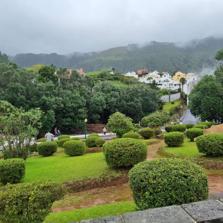 מראה הכפר הגעשי בפונטה דלגאדה