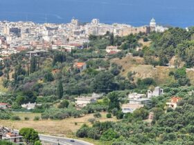 מראה העיירה מעל הצוק