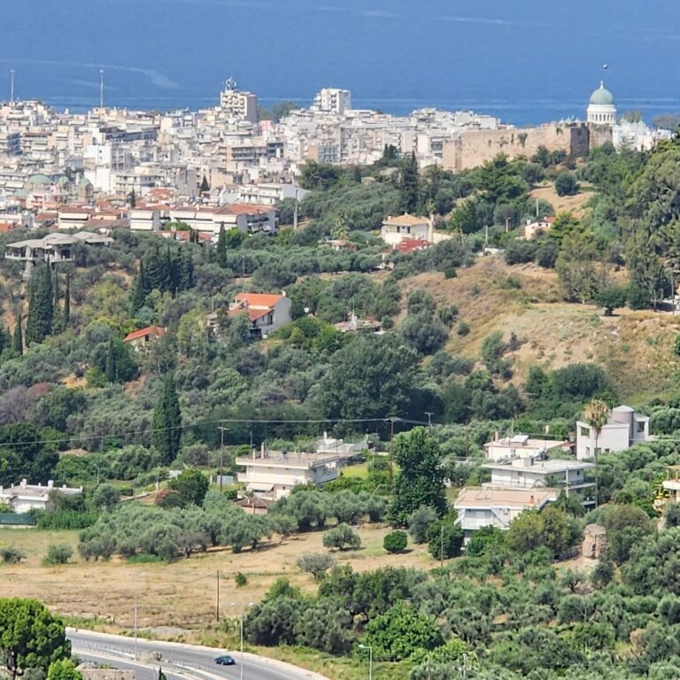 מראה העיירה מעל הצוק