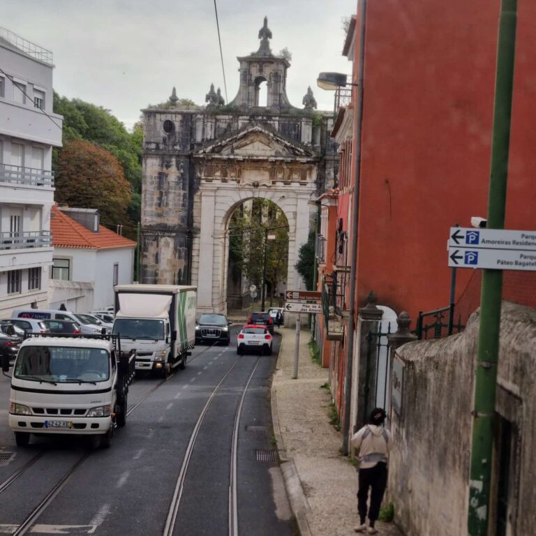 משערי ליסבון העתיקה שנותר מהחומה שהקיפה את העיר