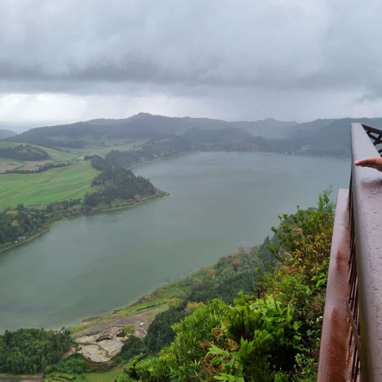 מתצפיות האי על האגם בתחתית ההר