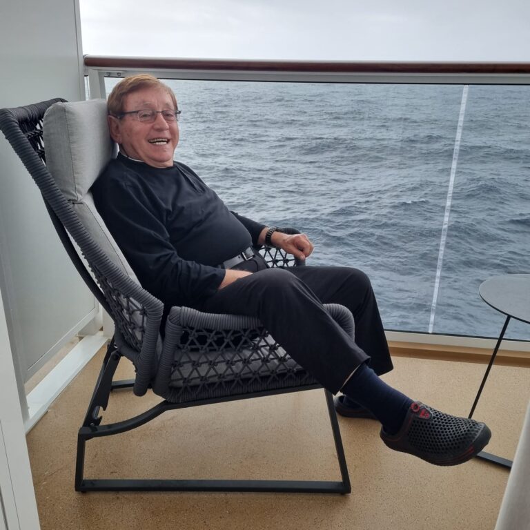 על המרפסת ביום שכולו ים