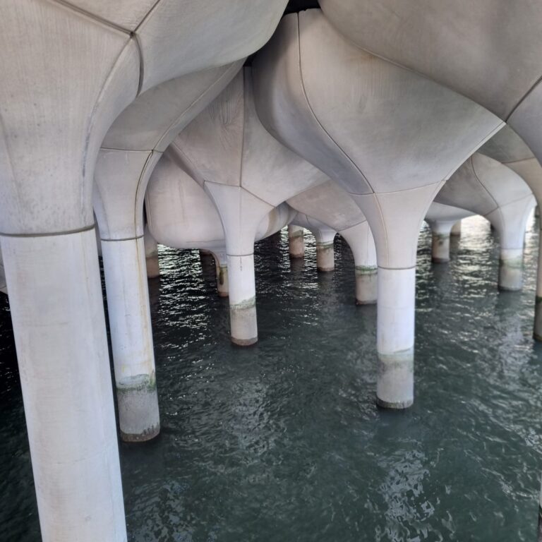 עמודי הבטון ששימשו כבסיס לאי המלאכותי