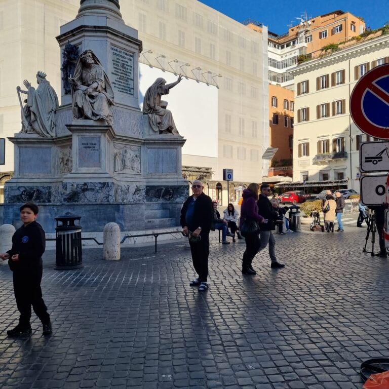פיאצת ספאניה מהמון הכיכרות המרשימות ברומא