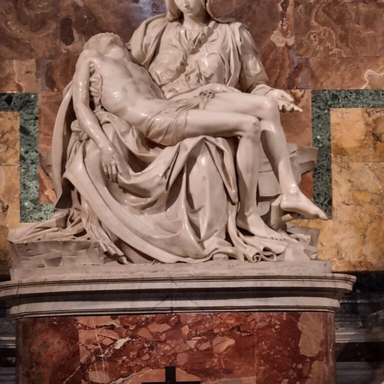 פסל הפייטה שעוצב על ידי מיכאל אנג'לו ומשוגע ניסה לחבל בו וכיום הוא מוגן מאחורי זכוכית מחוסמת