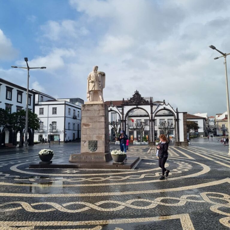 פסלו של הנרי הנווט המלך הפורטוגזי שהגיע ראשון לאיים האזורים לפני 500 שנים