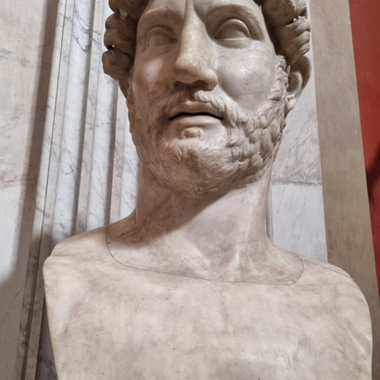 פסלו של הקיסר אדרינוס שחיסל את מרד בר כוכבא ושילח את עם ישראל לגלות בת אלפיים שנים