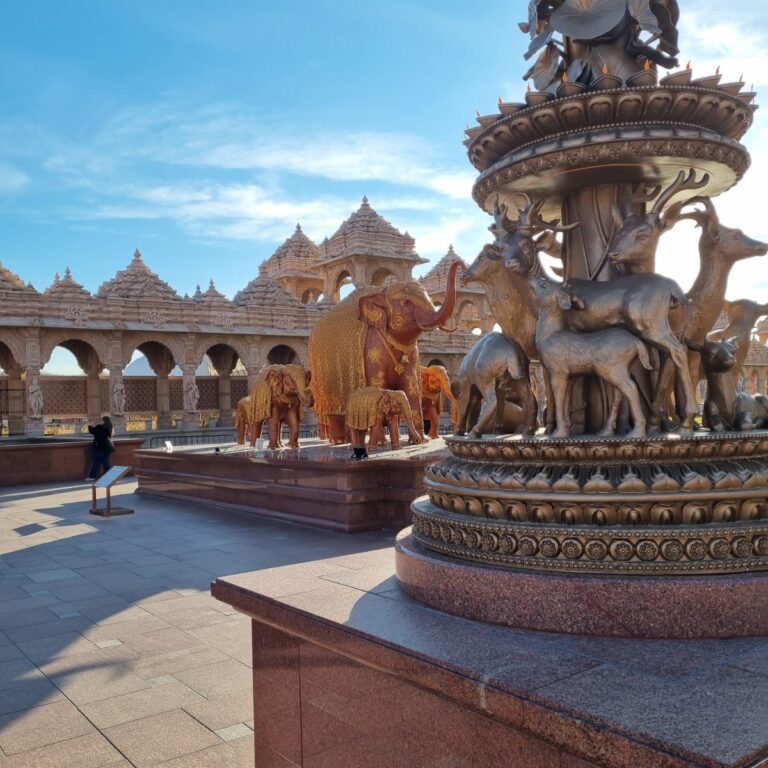 פסלים במקדש ההודי