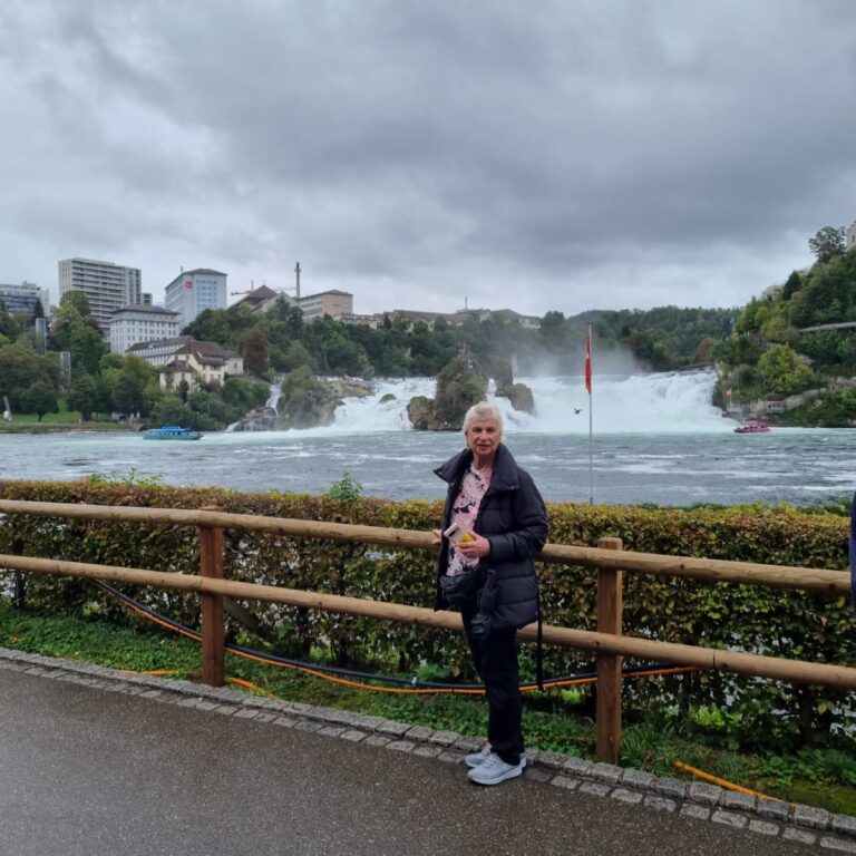 צביה על רקע מפלי הריין