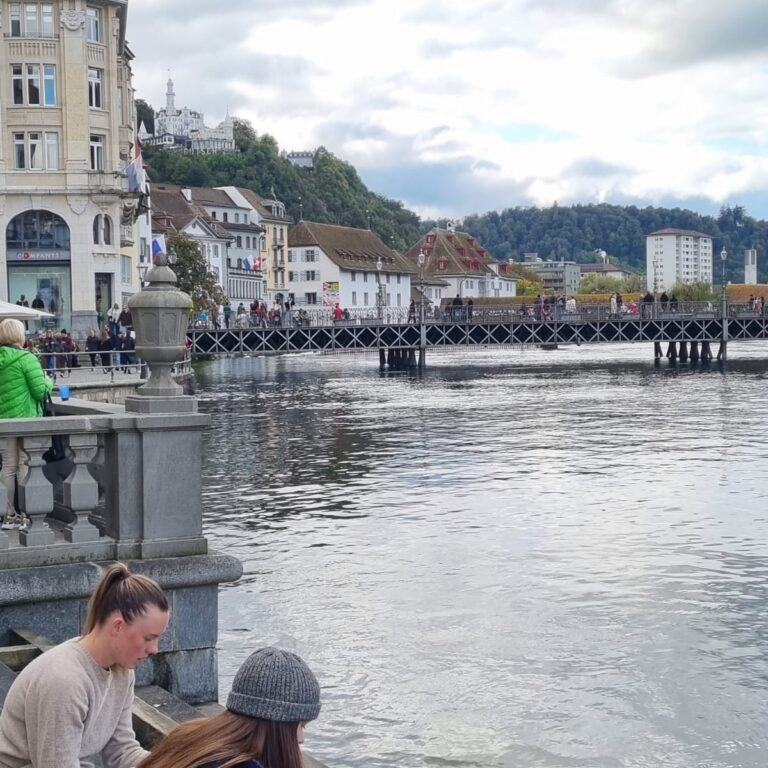 ציריך על שפת אגם ציריך עיר מרשימה שמיועדת לאנשים שאין להם בעיות כספיות