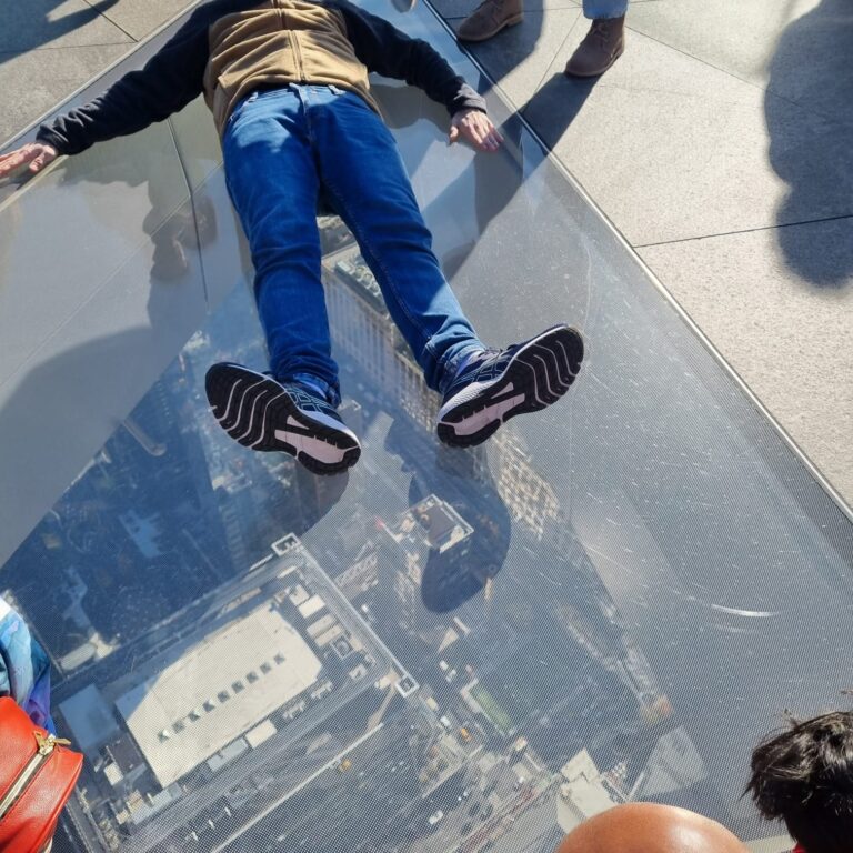 קרקעית מרפסת התצפית שקופה לחלוטין. לשכב בקומה 59...