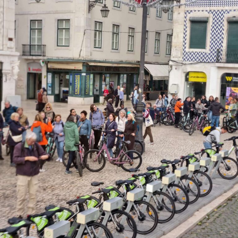 רוכבי האופניים מקבלים הוראות לפני היציאה לטיול
