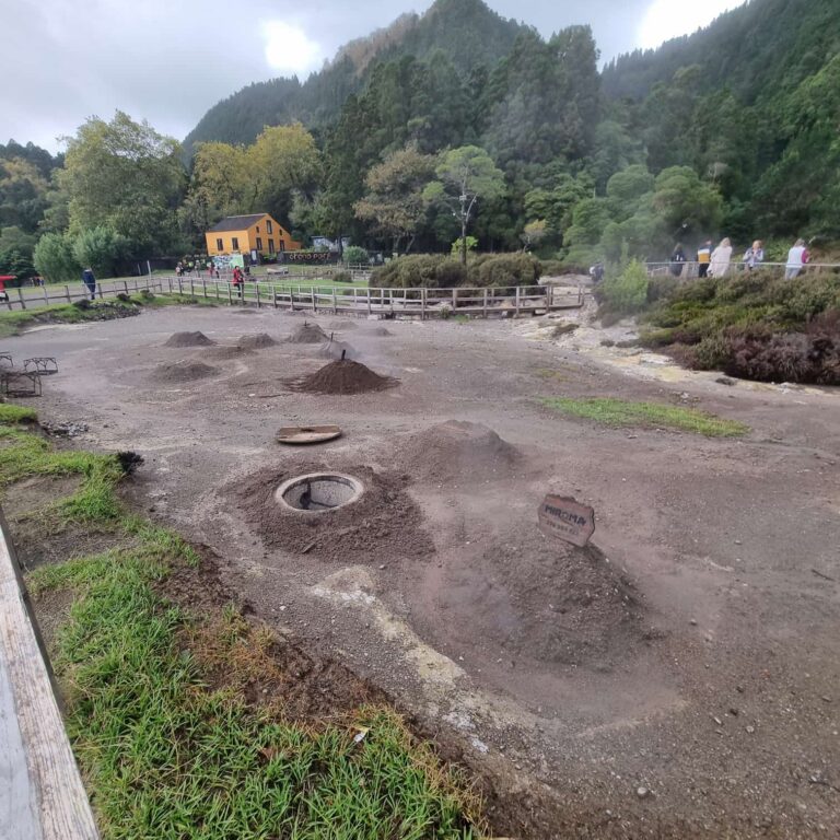 שדה וולקאני על שפת אגם