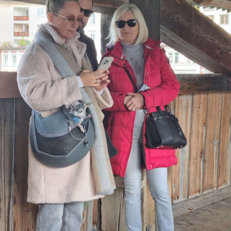 שוויצרית שלא נפרדת מכלבתה גם כשהיא עומדת על הגשר בלוצרן. הכלבה נמצאת בתיק