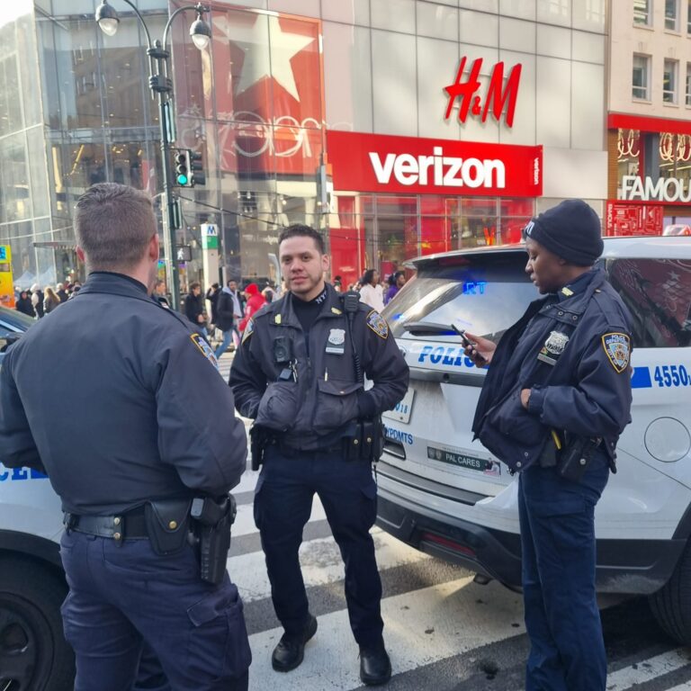 שוטרים ניו-יורקים לקראת תהלוכת מייסיס בטנקסגיבינג דיי