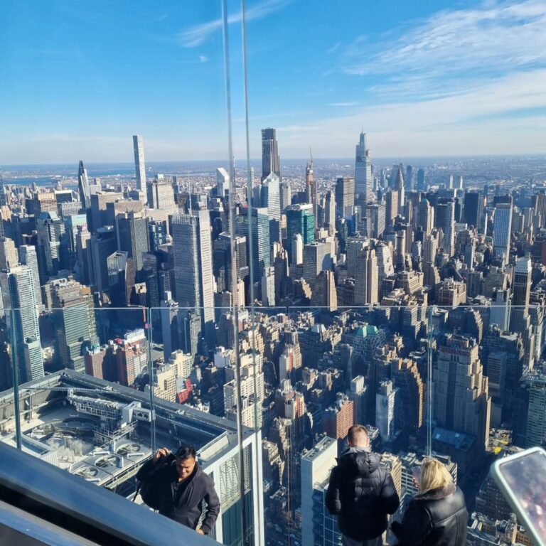 תמונת נוף של מנהטן מעל מרפסת התצפית החדשה