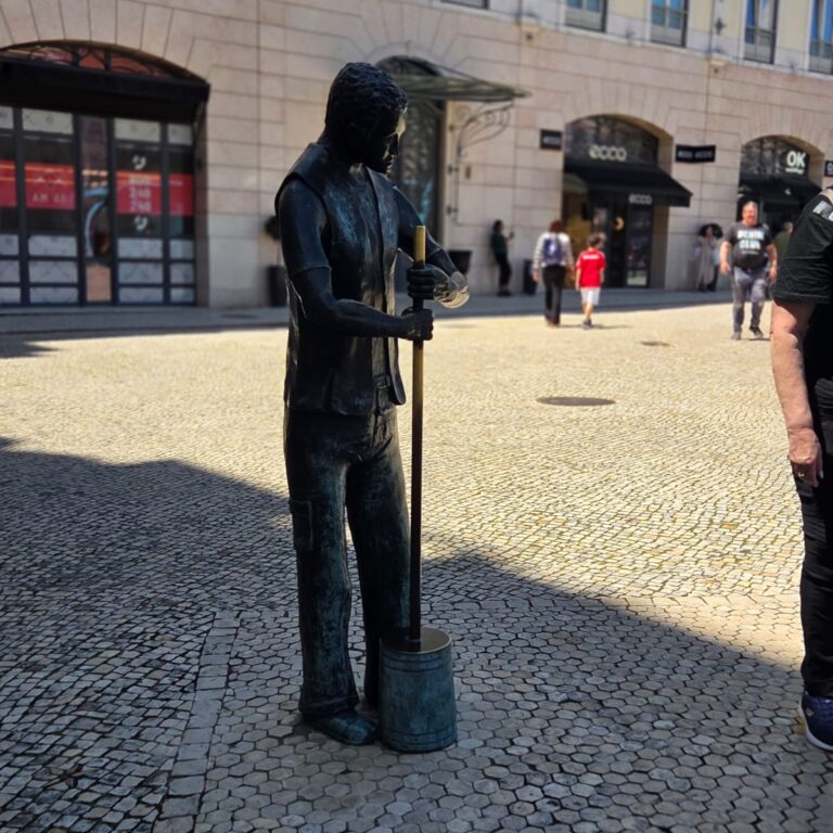 אנדרטה לפועלים שבנו את ליסבון מחדש