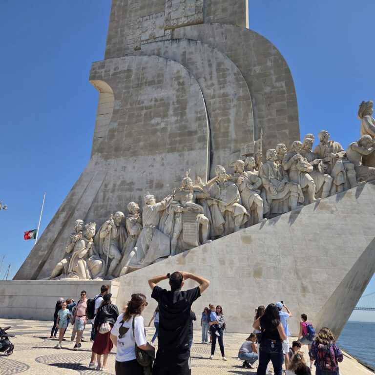אנדרטת מגלי הים הפורטוגזים מהמלך הנרי הנווט ועד וסקו דה גמה שהגיע להודו