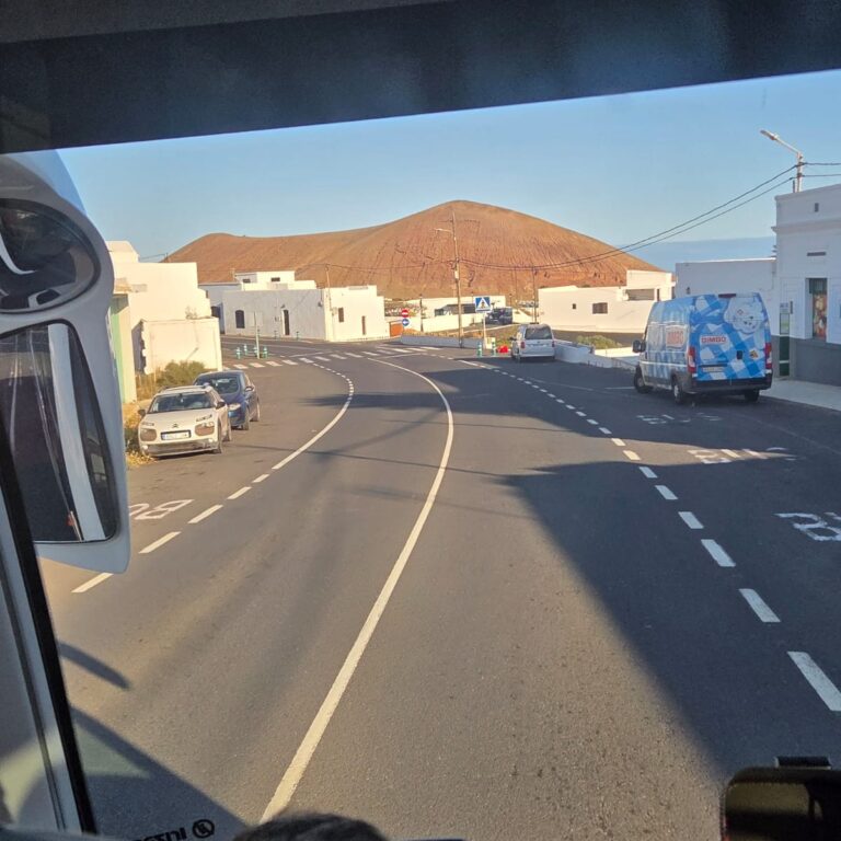 בתי העיירות באי צבועים בלבן על רקע אדמת הבזלת השחורה באי