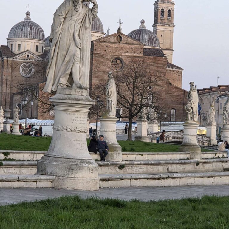גם בפדואה זורם נחלון שמוקף בפסלים על רקע הכנסיה המפוארת של העיר