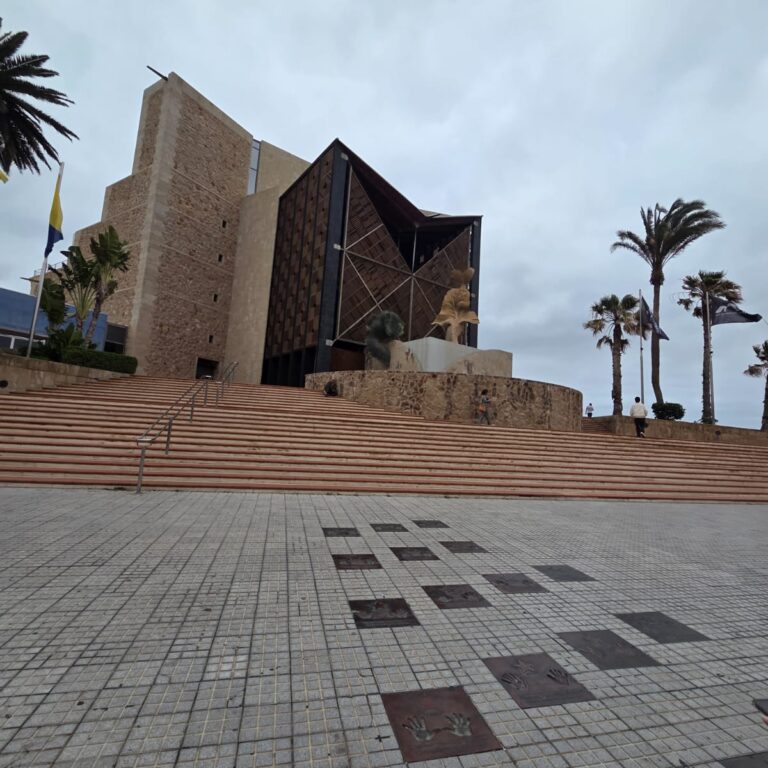 האודיטוריום שבנה זמר האופרה קראוס ליד חוף הים אליו נוהרים גולשים בגראן קאנאריה