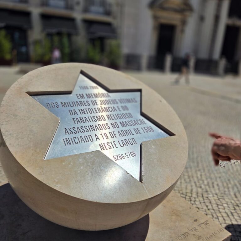 האנדרטה לרגל הפרעות שערכו הנזירים ביהודים בב-1506