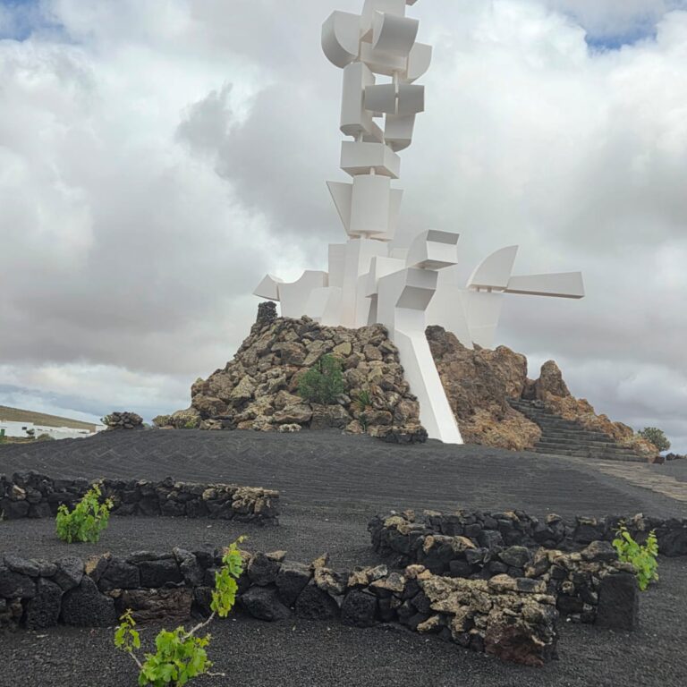 האנדרטה שעיצב האמן שהעלה את לנסרוט על המפה