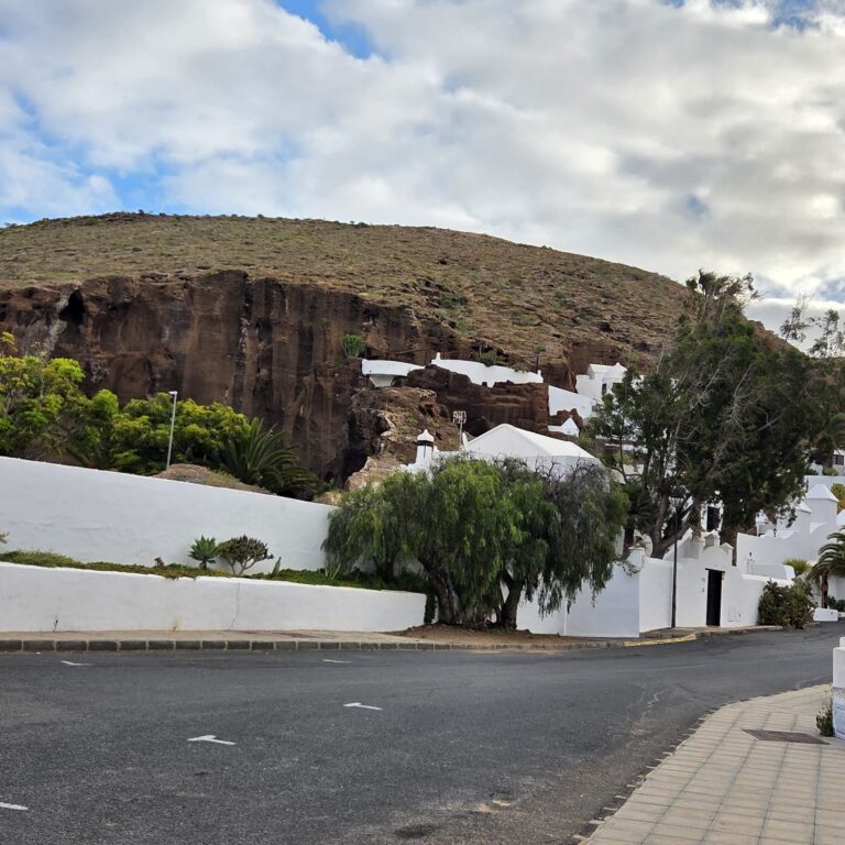 הבית שנחצב בחלקו בתוך הר הבזלת