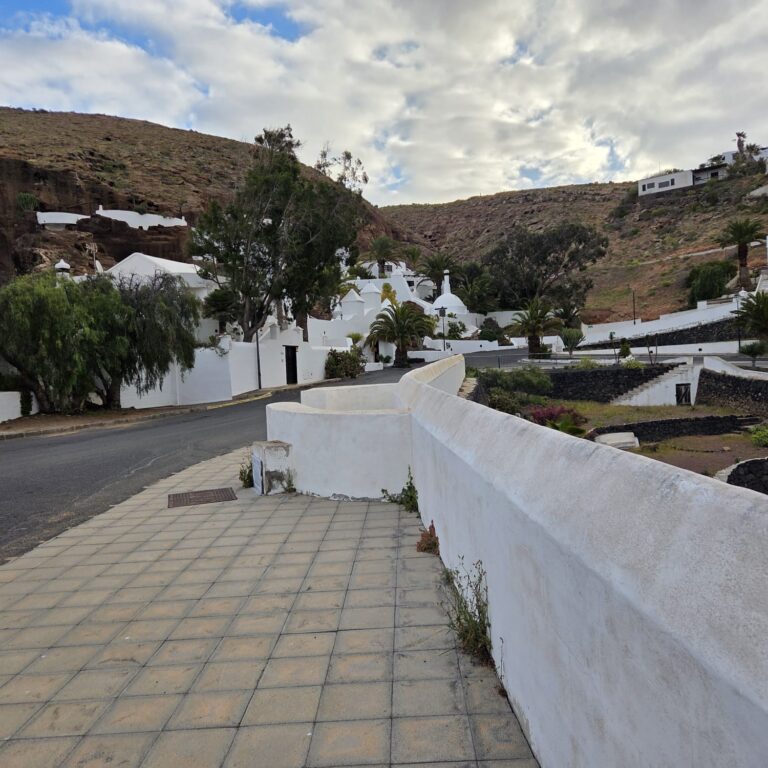 הבית שרכש עומר שריף הבנוי בחלקו בתוך קיר הבזלת מהאדריכל שהעלה את האי למפת התיירות העולמית