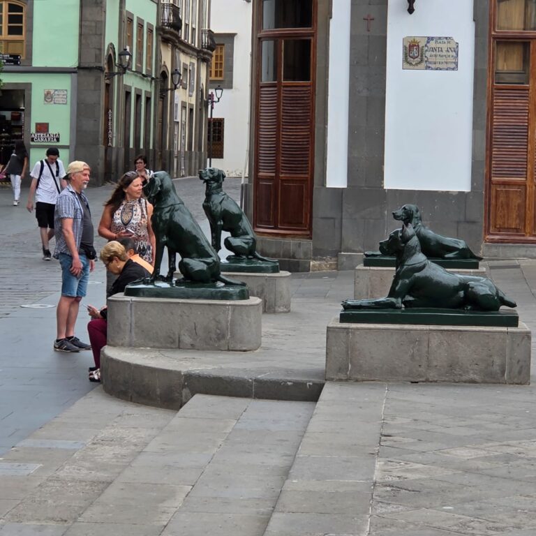 הבריטים שלחו פסלי כלבים בריטים למלך הספרדים כי זיהו בטעות את כלבי הים ששכנו באי עם כלבים