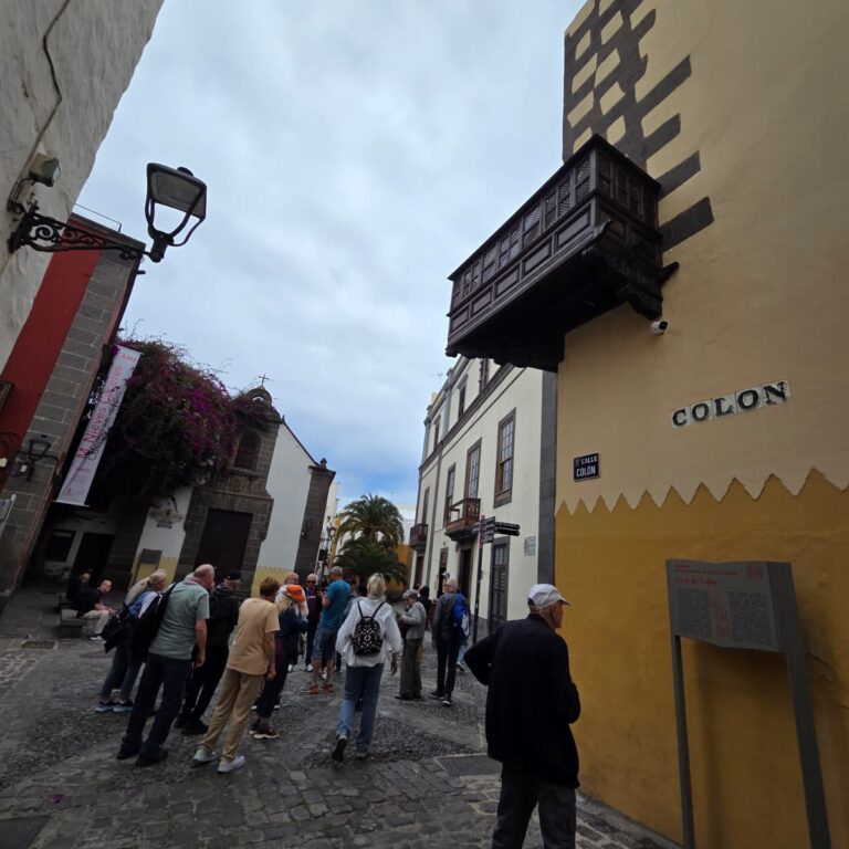 הכיכר על שם קולומבוס ששהה בגראן קאנריה במסעו הראשון לעבר איי הודו המערבית. עד מותו לא ידע שגילה יבשת חדשה