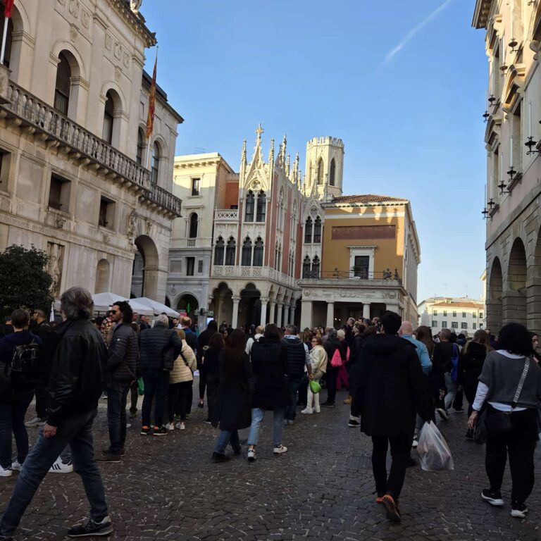 המידרחוב של פדואה הומה אנשים