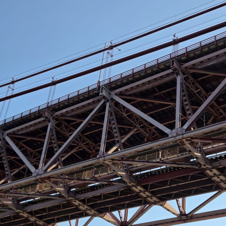 הספינה הענקית עוברת מתחת לגשר בהפרש של מטרים ספורים