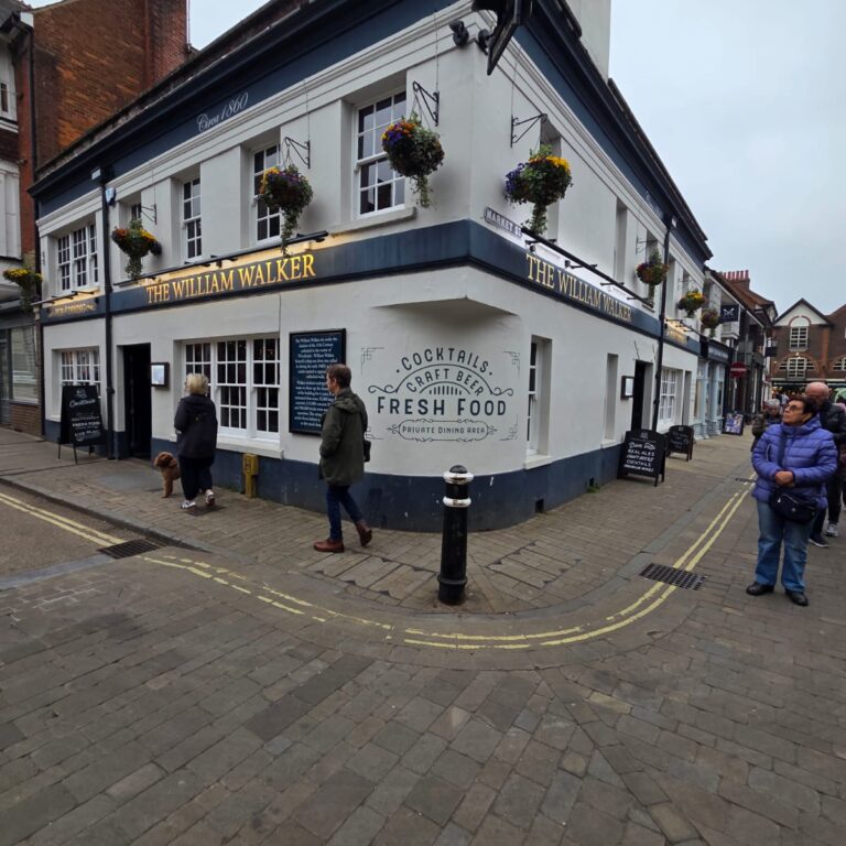 הפאב לזכרו של וולקר שכאמודאי הציל את הקתדרלה בהטבעת טונות של מלט כדי ליצבה