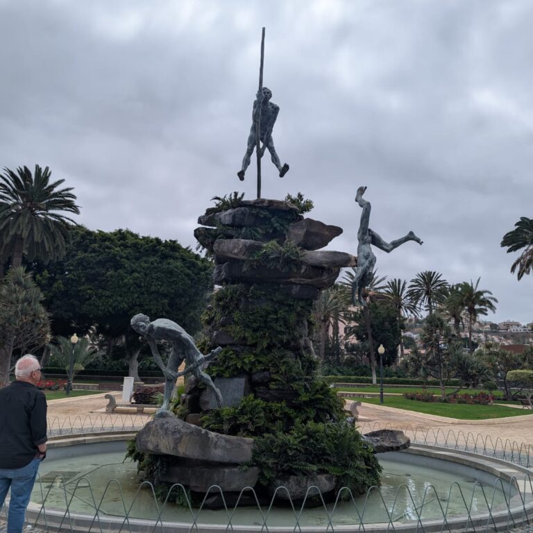 הפסל של תושבי האי בגוואנצ'וס שהעדיפו להתאבד ולא לההפך לעבדים לספרדים במאה ה-15