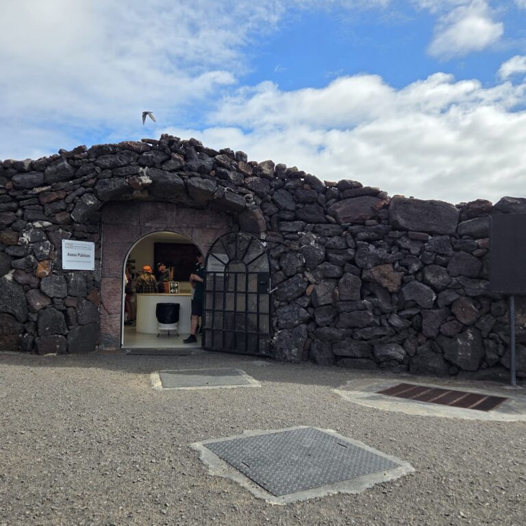 השירותים החבויים מתחת ללאבה כדי לשמר את הנוף