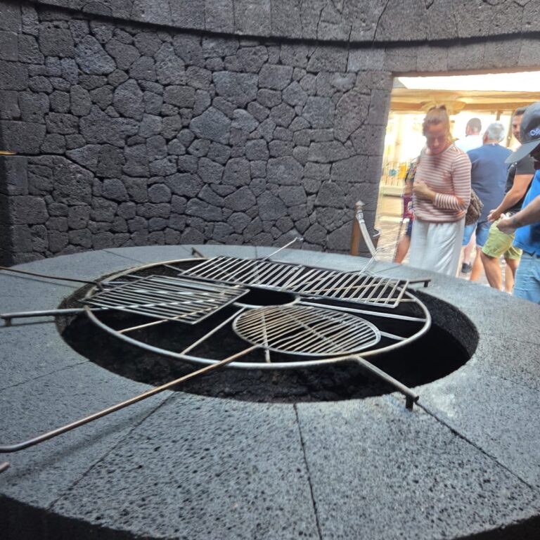 התנור הטבעי עליו נצלים הבשרים לקראת ארוחת הצהרים הכל באש וולקאנית הפעילה עדין