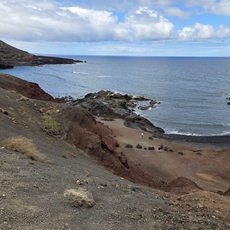 חוף הים באי הוולקאני לנסרוט