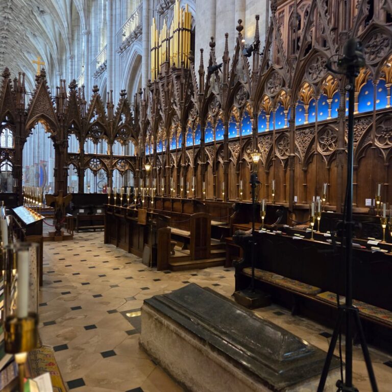 מושב המקהלה בקתדרלה בעיר האנגלית וינצסטר בת כאלף שנה